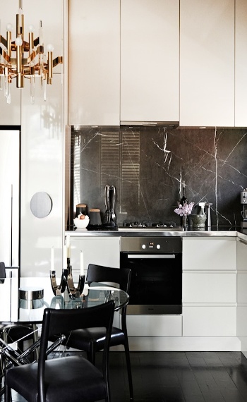 Oι κουζίνες με 80’s επιρροές ανήκουν στα φετινά trends.