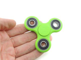 Fidget spinners: Η σβούρα που έχει ξετρελάνει τη νεολαία