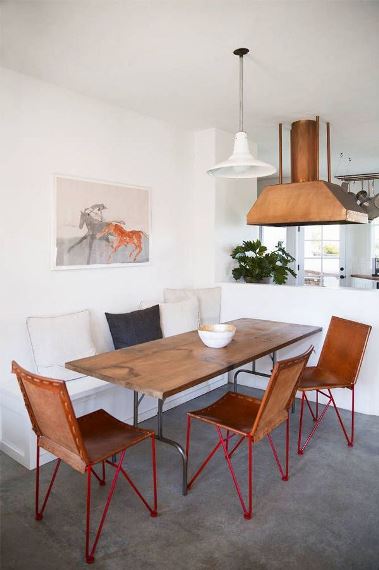 Ένας ενδιαφέρον mix & match συνδυασμός του simple με το industrial decor.