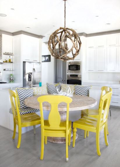 Η τραπεζαρία σε κλασσικές γραμμές αποκτά μοντέρνο ύφος με τις funky χρωματιστές καρέκλες και τα ζωηρά μοτίβα στα υφάσματα.