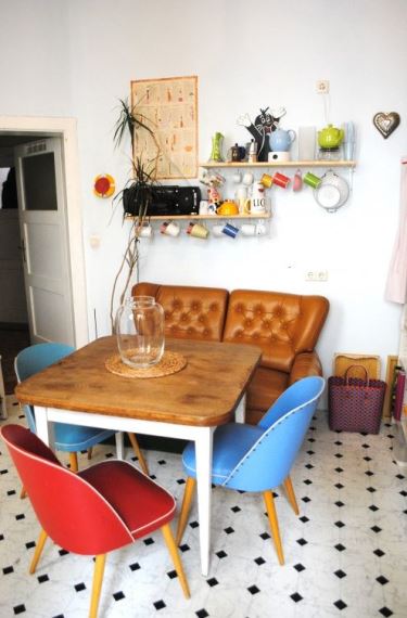 Σε ένα χώρο με vintage στοιχεία μπορείτε να τοποθετήσετε μία απλή τραπεζαρία με χρωματιστές καρέκλες και δερμάτινο καναπέ.
