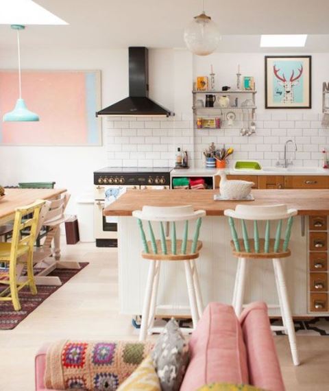 Σαλοκουζίνα με παστέλ χρώματα.