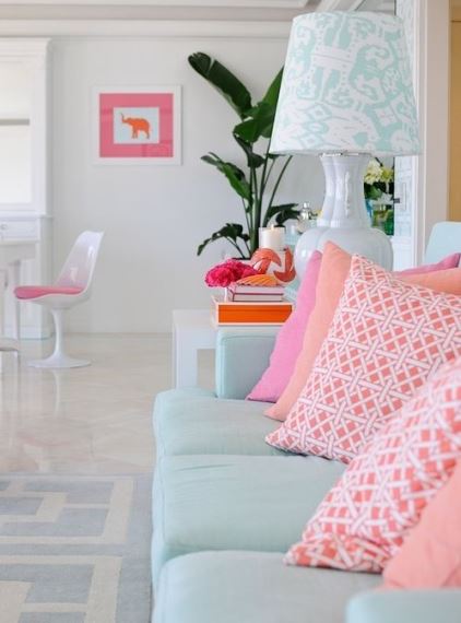 Συνδυάστε παστέλ μαζί με πιο έντονα χρώματα.