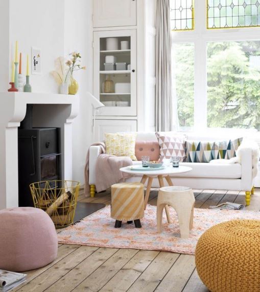 Οι κίτρινες πινελιές χαρίζουν ζωντάνια στο χώρο.