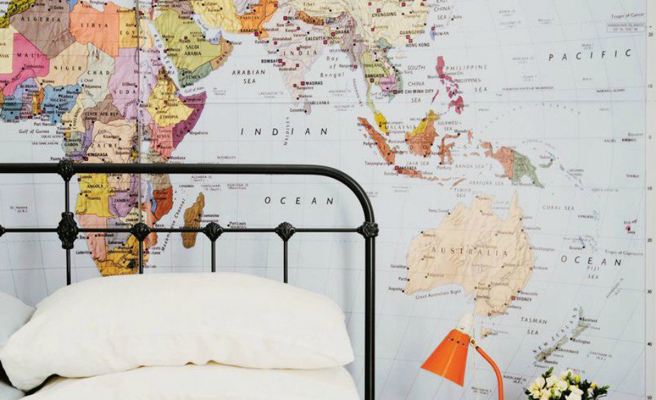 Μη φοβάστε να δοκιμάσετε νέους τρόπους διακόσμησης και διαρρύθμισης των επίπλων σας. Εφόσον θα έχετε λίγο χρόνο παραπάνω μέσα στο σπίτι σας, μπορείτε αν θέλετε να το εκμεταλλευτείτε για να δημιουργήσετε ένα ακόμα πιο όμορφο και λειτουργικό σπίτι.