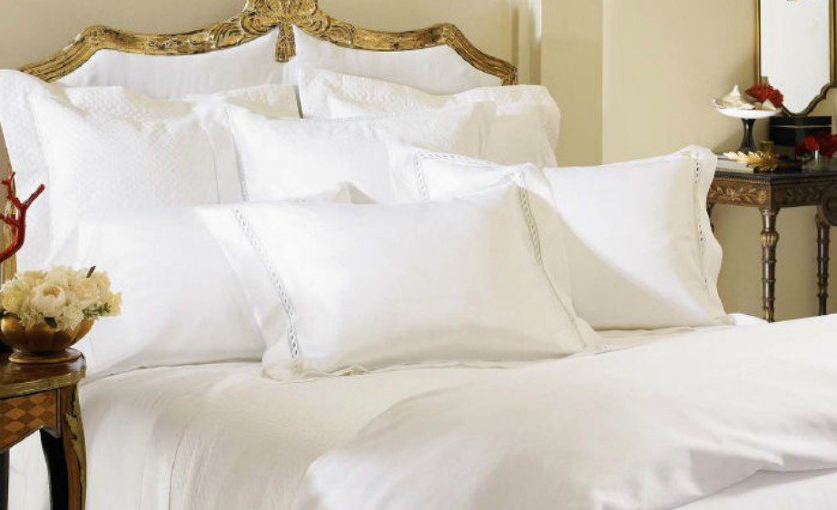 Τα συγκεκριμένα σεντόνια κοστίζουν 1246 ευρώ και είναι φτιαγμένα από αιγυπτιακό βαμβάκι.