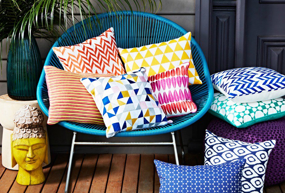 Προσθέστε όμορφα αφράτα μαξιλάρια στο σαλόνι για να κάθεστε κάτω αλλά και πιο άνετα παρέα με την οικογένεια και τους φίλους σας. Δώστε χρώμα στο σαλόνι σας.