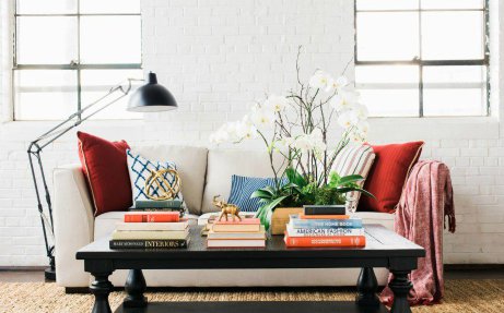 Χρησιμοποιήστε αγαπημένα σας βιβλία για να διακοσμήσετε το τραπέζι του σαλονιού ή το κομοδίνο στην κρεβατοκάμαρά σας.