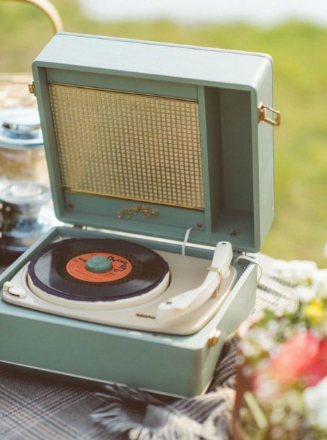 Τα vintage πικάπ λειτουργούν ως υπέροχα διακοσμητικά. Αν έχετε κάποιο καταχωνιασμένο στην ντουλάπα τού πατρικού σας σπιτιού πάρτε το και βγάλτε το σε κοινή θέα. Είναι must!