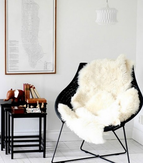 Μια λεπτομέρεια από γούνα ή μαλλί πάνω σε μια καρέκλα του σαλονιού ή του γραφείου σας, δίνει έξτρα πόντους στιλ στο χώρο.