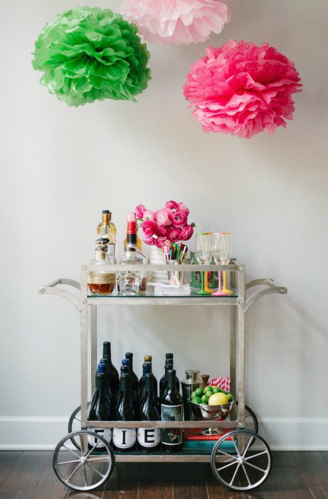 Διακοσμήστε όμως και το χώρο γύρω από το mini bar για ακόμα πιο στιλάτο και όμορφο αποτέλεσμα.