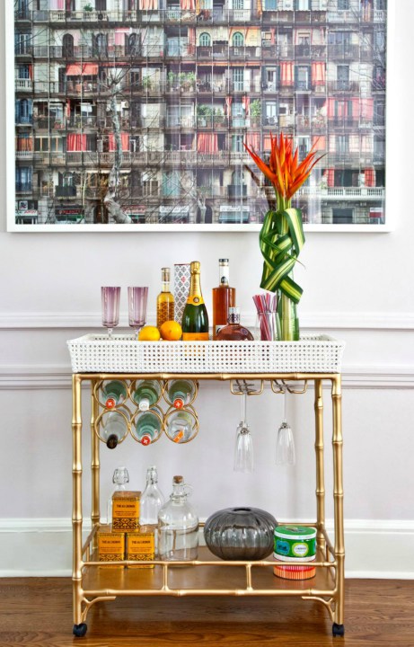 Διακοσμήστε το μπαρ σας με λουλούδια και άλλα διακοσμητικά.