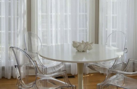 Αλλάξτε τις βαριές κουρτίνες σας και αντικαταστήστε τις με ελαφριές και ανοιχτόχρωμες. 