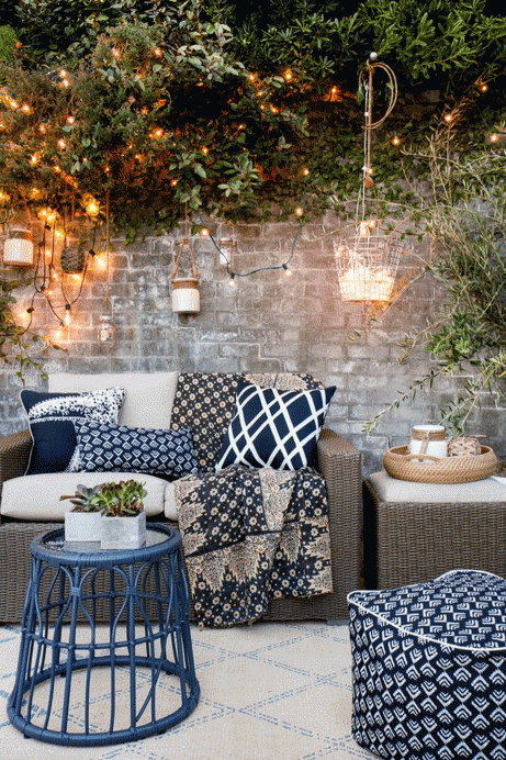 Ένας ισορροπημένος και απόλυτα καλοκαιρινός συνδυασμός χρωμάτων είναι αυτός του μπλε με το μπεζ.