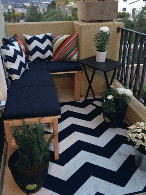 Συνδυάστε το μοτίβο του χαλιού με αυτό των μαξιλαριών και χρησιμοποιήστε μικρές λεπτομέρειες για αντιθέσεις που θα φέρουν ένα σούπερ αποτέλεσμα. 