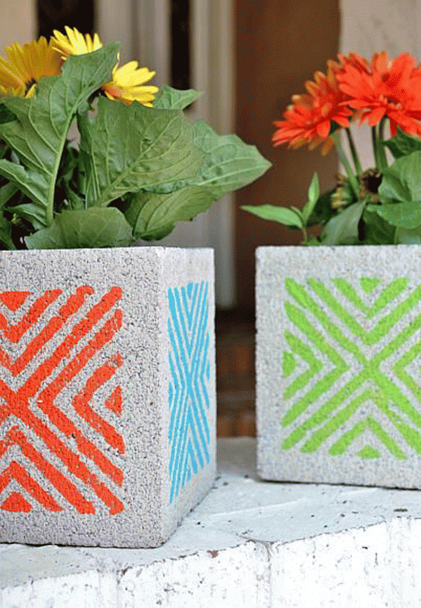 Μπορείτε να πάρετε έτοιμα περιγράμματα ζωγραφικής από ένα βιβλιοπωλείο και με ένα σπρέι να τα αποτυπώσετε πάνω στις επιφάνειες του τσιμεντόλιθου. 