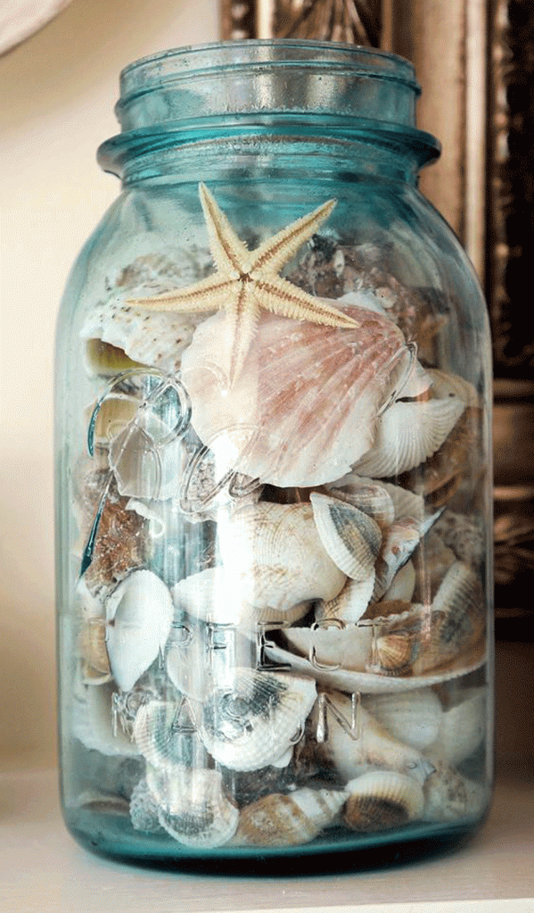 Τυλίξτε λευκή οργάντζα στη βάση της γυάλας για να τονίσετε το περιεχόμενό της. 