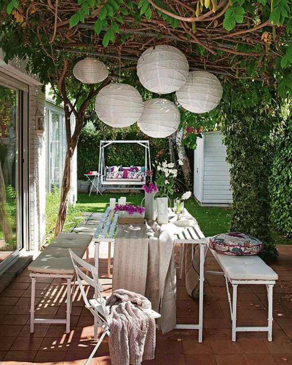 Τα χάρτινα φωτιστικά θα προσφέρουν περισσότερη ατμόσφαιρα πέραν μέσω του ρομαντικού φωτισμού αλλά και της αέρινης κίνησής τους.