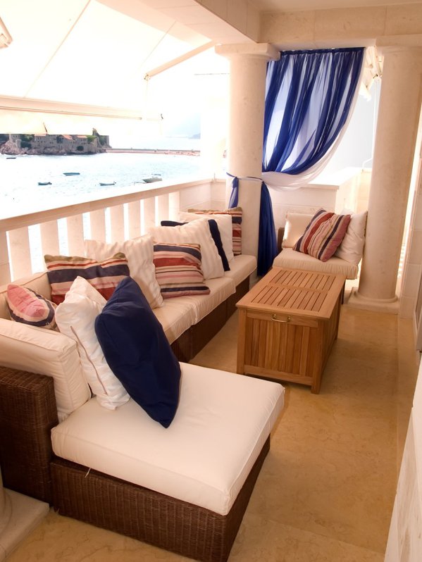 Το καλοκαίρι αγαπά τις έντονες και μεγάλες ρίγες στα υφάσματα. Δοκιμάστε διπλές κουρτίνες διαφορετικής ύφανσης για επιπλέον φωτοσκίαση.